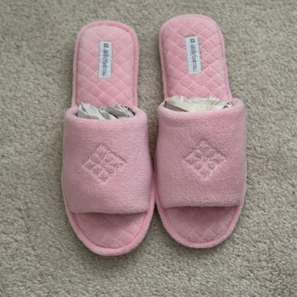 NWOT Dearfoam Slippers - Pink Size L (9-10)